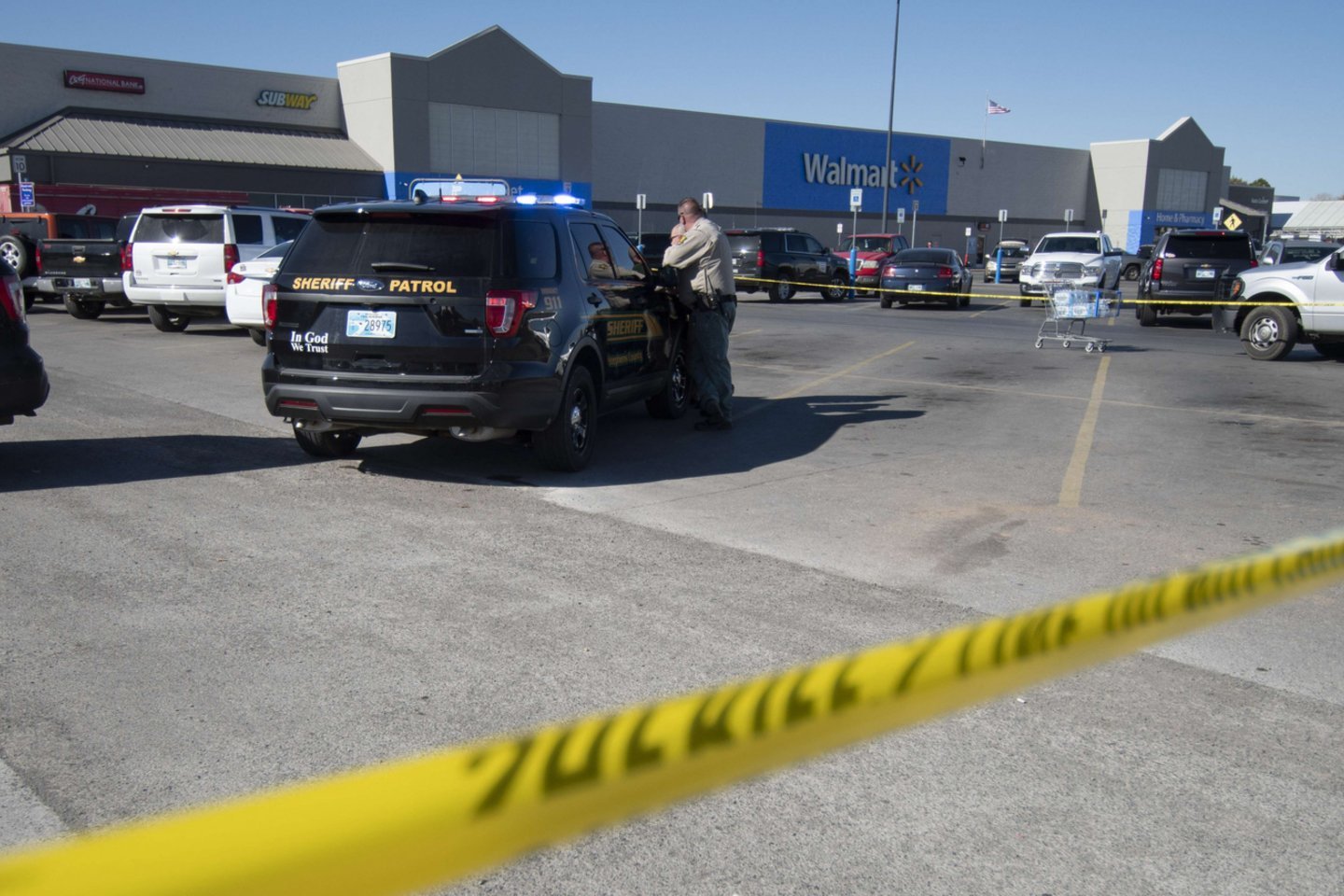 Pirmadienį pranešta apie kruvinas šaudynes prie prekybos tinklo „Walmart“ parduotuvės, Dankano mieste, JAV Oklahomos valstijoje. <br>AFP/Scanpix nuotr.