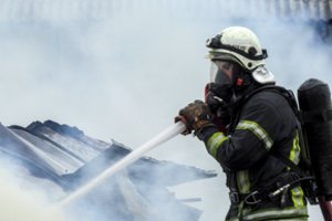 Trakų r. degė ūkinis pastatas: ugniagesiai gelbėjo ir gyvenamąjį namą