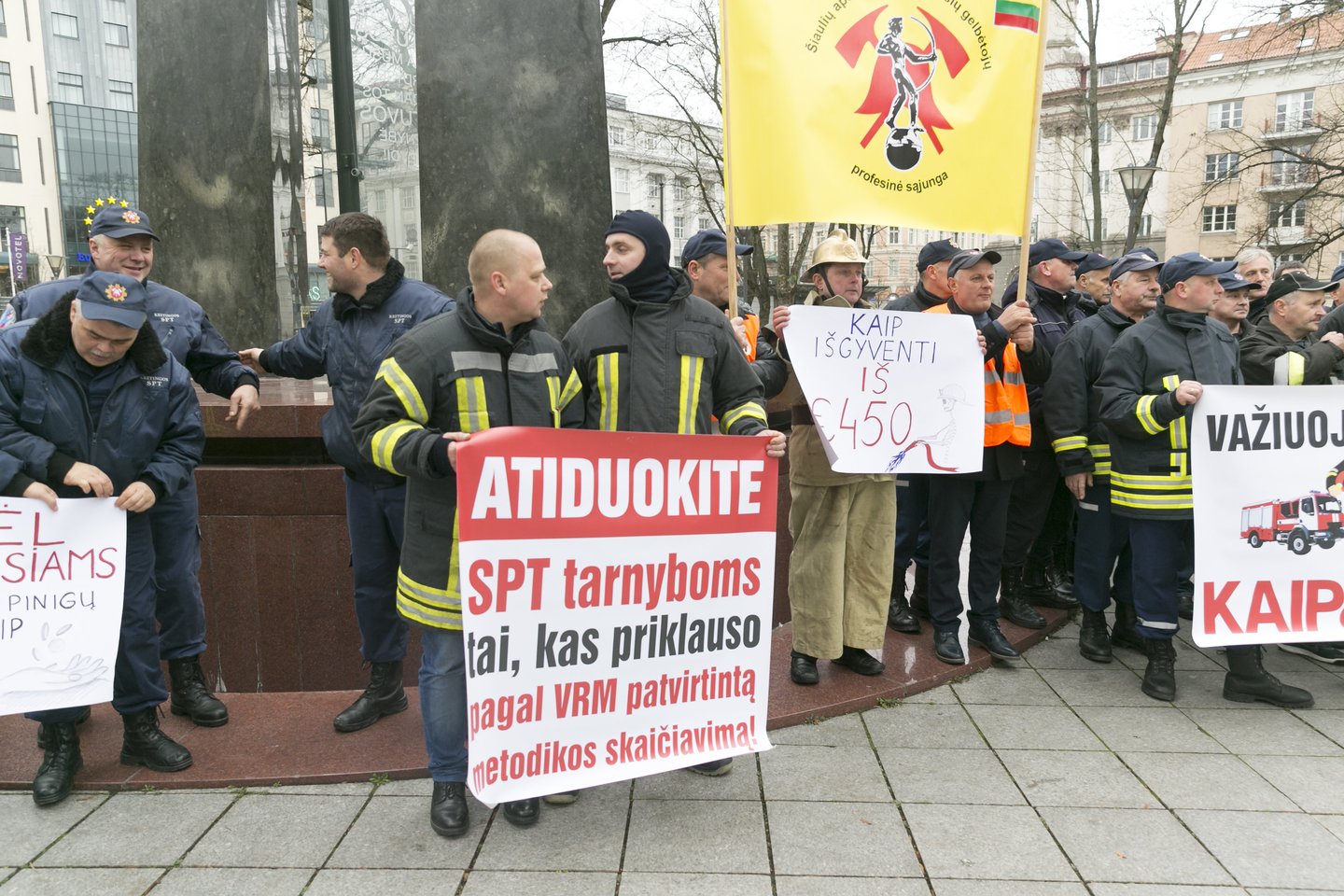 Prie Vyriausybės – Lietuvos savivaldybes atstovaujančių ugniagesių protestas.<br>T.Bauro nuotr.