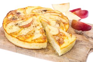 Varškės ir obuolių pyragas: paruošti lengva, o rezultatas – puikus