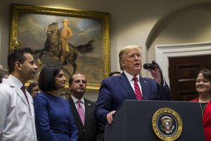 D. Trumpo malonė galimiems karo nusikaltėliams siunčia „nerimą keliantį signalą“