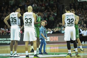 Prieš „Žalgirio“ rungtynes – Š. Jasikevičiaus vaikų šou: sūnus griebė kamuolį, dukra – mikrofoną