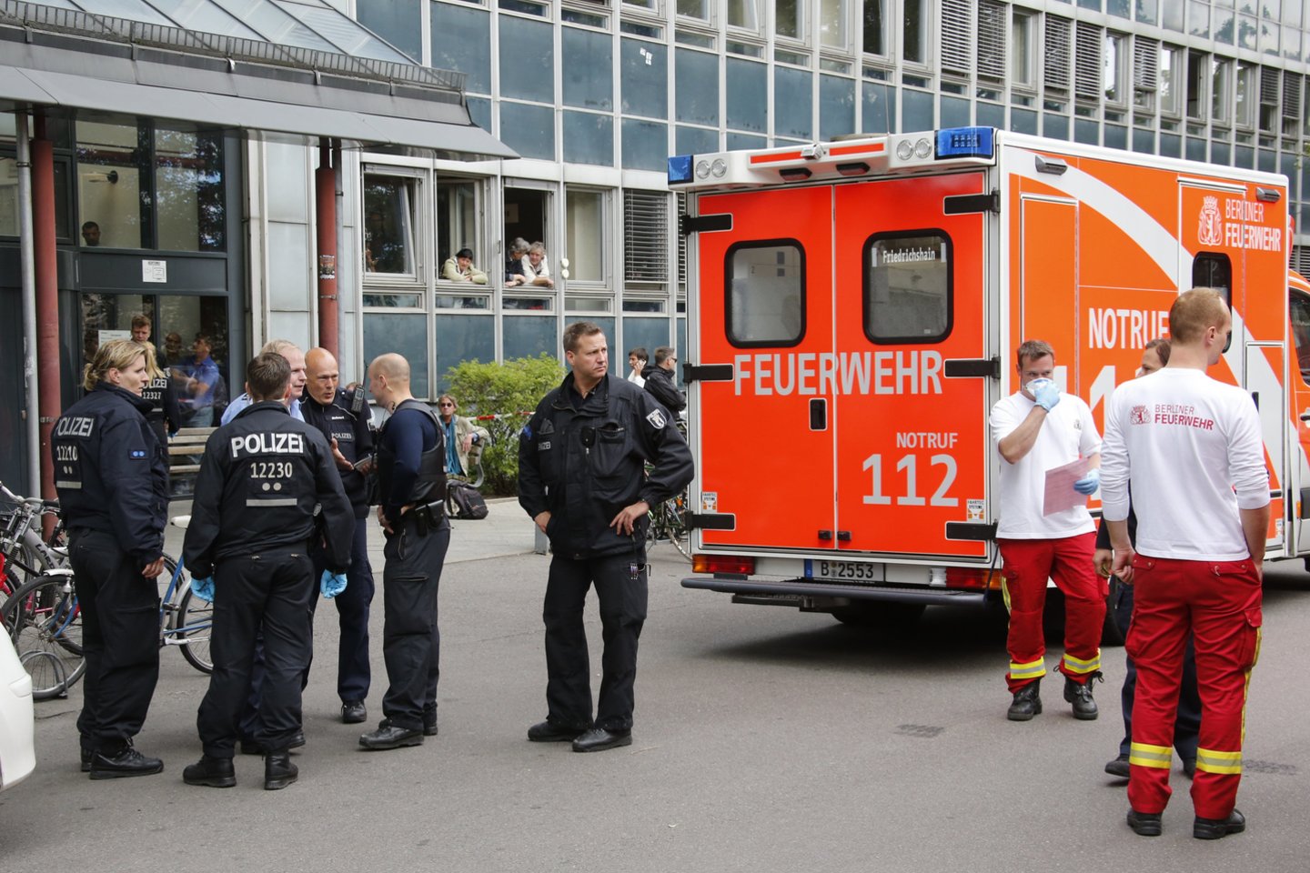 Berlyno klinikoje nudurtas pranešimą skaitęs gydytojas – buvusio šalies prezidento sūnus.<br>Reuters/Scanpix nuotr.