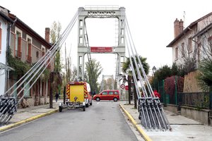 Prancūzų prokuroras: „Tiltas tikriausiai sugriuvo dėl pernelyg sunkios transporto priemonės“