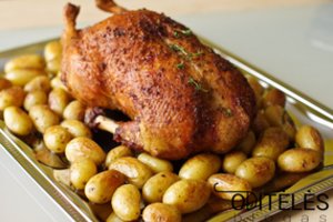 Kepta antis su bulvėmis ir bruknių uogiene: visi liks sužavėti