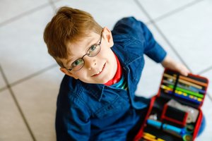 60 proc. lietuvių mano, jog vaikai patiria patyčias dėl nešiojamų akinių