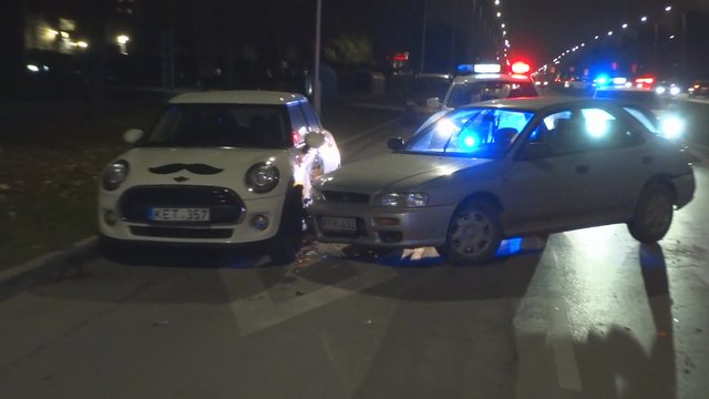 Kaune girta moteris sukėlė avariją – apgadintas „City Bee“ automobilis ir policijos mašina