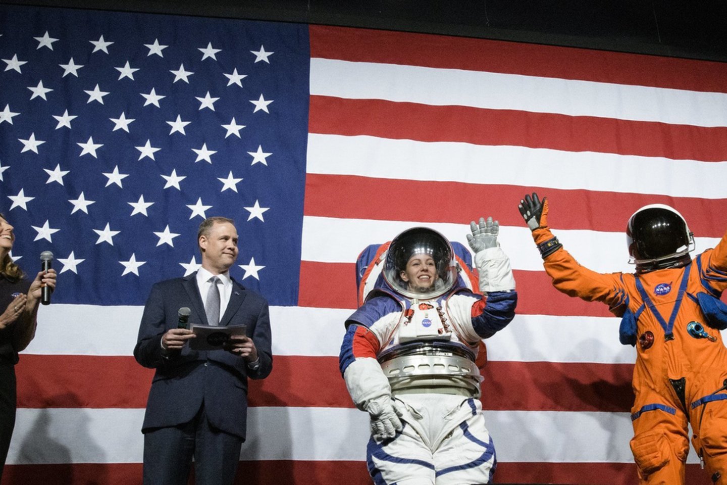 Su šiais kostiumais yra pakankama lengva judėti, tuo tarpu senieji kostiumai itin varžydavo kojas, o dėl to yra nemažai vaizdo įrašų parodančių kaip astronautai nukrenta. <br>NASA nuotr. 