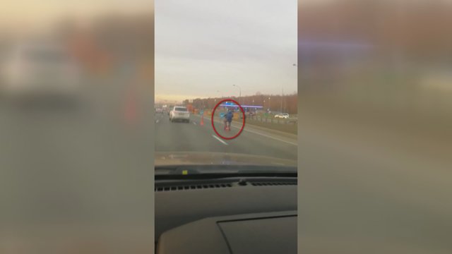 Vairuotojas Rusijoje užfiksavo neeilinį vaizdą – dėmesį patraukė neįprasta transporto priemonė