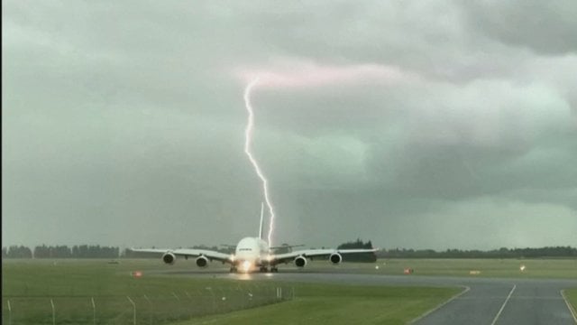 Per plauką nuo tragedijos: lėktuvas vos išvengė žaibo kirčio