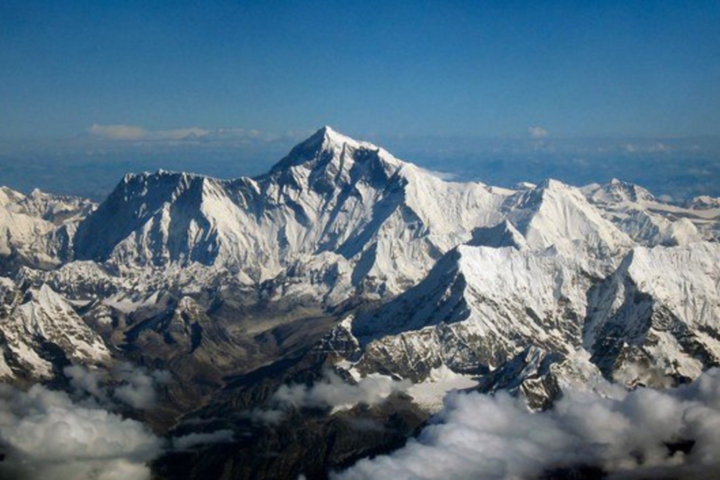 Himalajų kalnai. Centre - Everesto viršūnė. <br>Wikimedia Commons nuotr. 