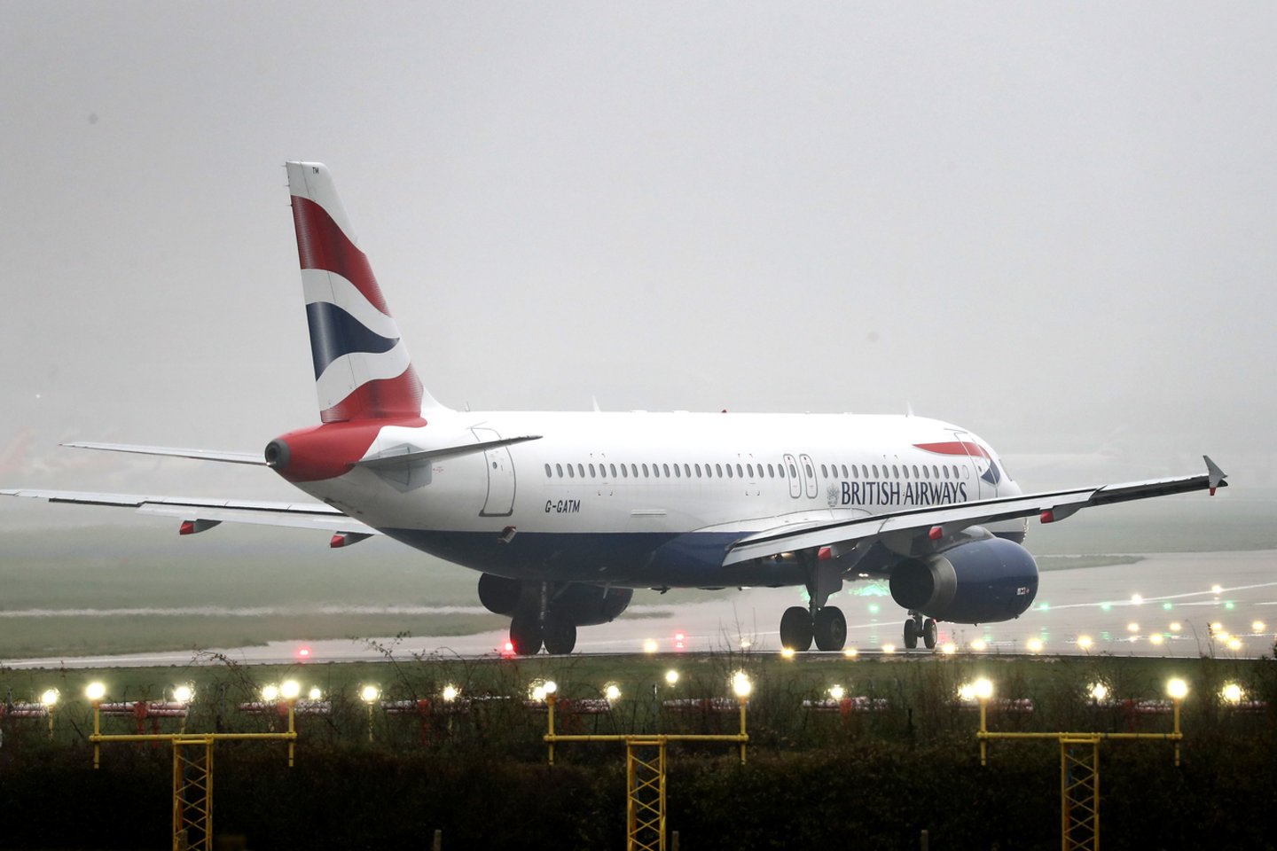  Britų oro bendrovė „British Airways“ ketvirtadienį pranešė, kad dėl tam tikros „techninės problemos“ sutriko dalis jos rengiamų skrydžių.<br> PA Wire/Scanpix nuotr.