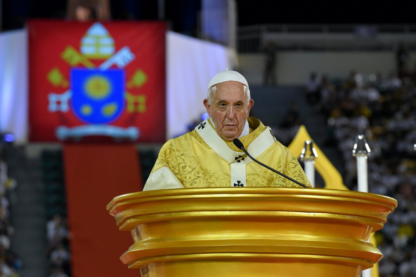  Popiežius Pranciškus ketvirtadienį per mišias sausakimšame Bankoko stadione paragino dešimtis tūkstančių jose dalyvaujančių atsidavusių maldininkų gerbti prostitutes ir prekybos žmonėmis aukas.<br>Reuters/Scanpix nuotr.