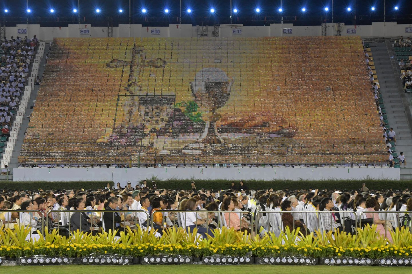   Popiežius Pranciškus ketvirtadienį per mišias sausakimšame Bankoko stadione paragino dešimtis tūkstančių jose dalyvaujančių atsidavusių maldininkų gerbti prostitutes ir prekybos žmonėmis aukas.<br>AFP/Scanpix nuotr.