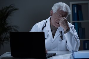 Šokiruojantys tyrimo rezultatai parodė, ką Lietuvoje patiria kas dešimtas šeimos gydytojas 