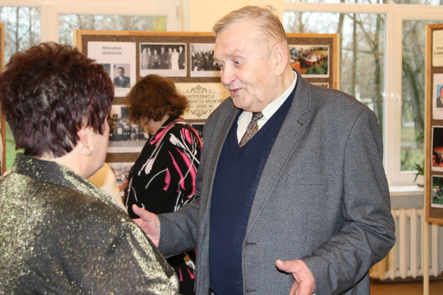Susitikti su buvusiais studentais ir kolegomis atėjo 15 m. Marijampolės pedagoginei mokyklai vadovavęs A.Černeckis.<br>L.Juodzevičienės nuotr.