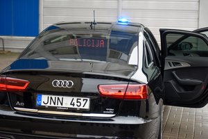 Nežymėtas automobilis su švyturėliais – nebūtinai policija: kaip atpažinti, ar tai ne apsimetėliai