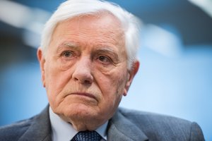 V. Adamkus apie Baltarusijos dalyvavimą laidotuvėse: A. Lukašenka elgiasi nenuoširdžiai