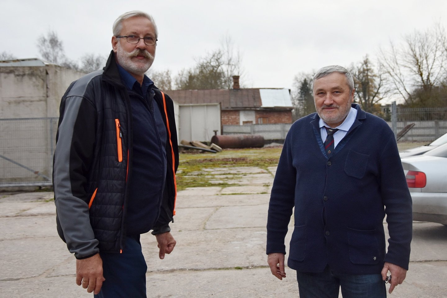 V.Praninskas (kairėje) ir G.Ramanauskas užkūrė šamų auginimo verslą.<br> A.Srėbalienės nuotr. 