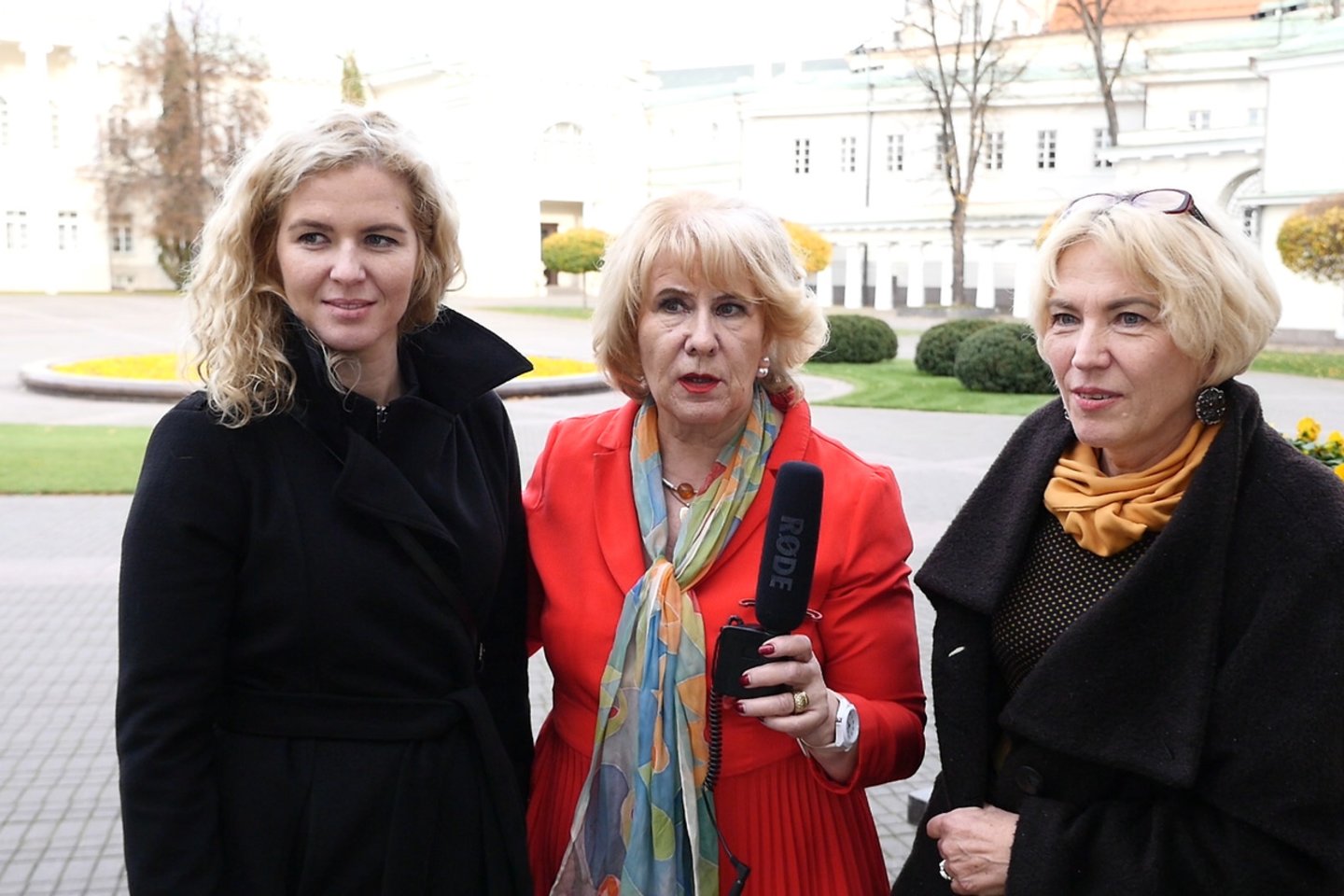 Barboros mama Eglė Paulavičė ir močiutė Giedrė Jonaitienė su „Sveikatos medžio“ laidos vedėja Irena Pivoriūniene (per vidurį).<br>TV8 nuotr.