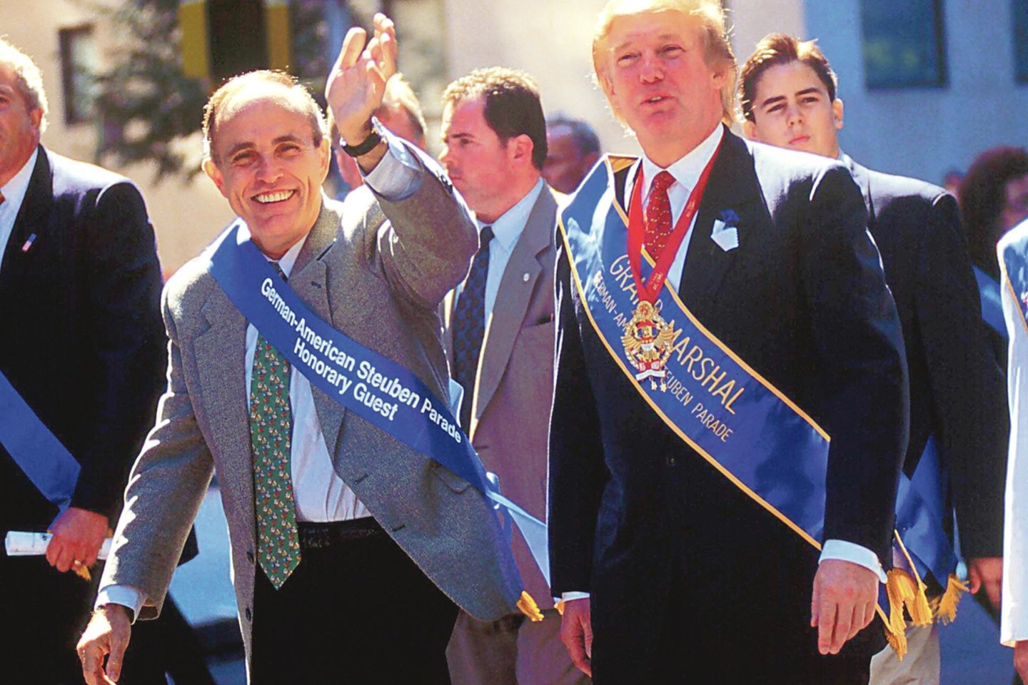 Su D.Trumpu R.Giuliani pažįstamas ne vieną dešimtmetį, bet prezidento advokato susitikimai su L.Parnasu (dešinėje) klampina JAV lyderį į apkaltos spąstus.<br>„Imago“/„Scanpix“ nuotr.