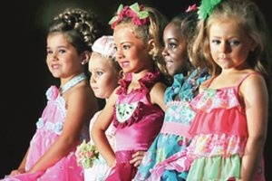 Mažųjų gražuolių varžybos motinai atvėrė akis: „Pribloškė, kai pamačiau kitų mamų elgesį“