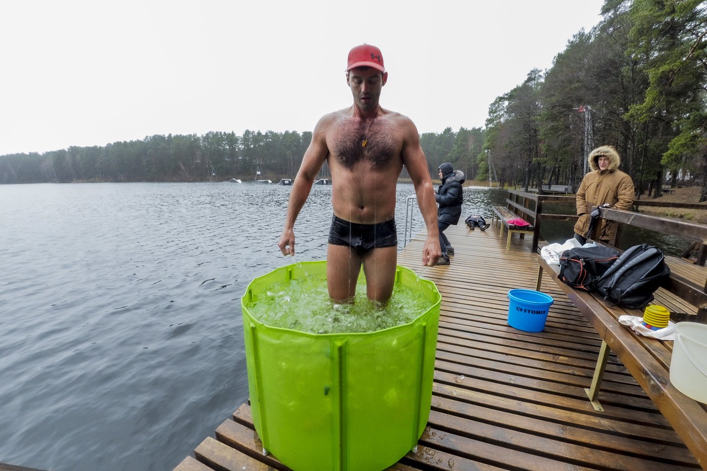 Savaitgaliais A.Giliasevičius prie ežero vežasi specialų baseiną ir lenda į susmulkintą ledą, kai jo temperatūra būna nulis laipsnių ar net šiek tiek žemiau nulio.<br>V.Ščiavinsko nuotr.