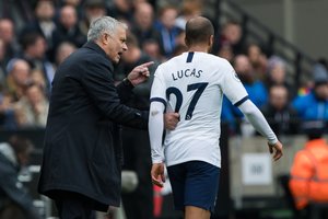  J. Mourinho pergale debiutavo „Tottenham“ klube, „Liverpool“ ekipa tolsta nuo konkurentų