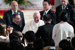 Popiežius per kelionę Japonijoje paragino padėti nukentėjusiesiems Fukušimoje