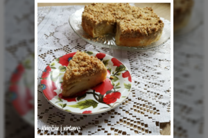 Obuolių ir kriaušių pyragas su migdoliniais trupiniais: kepsiu dar ne kartą