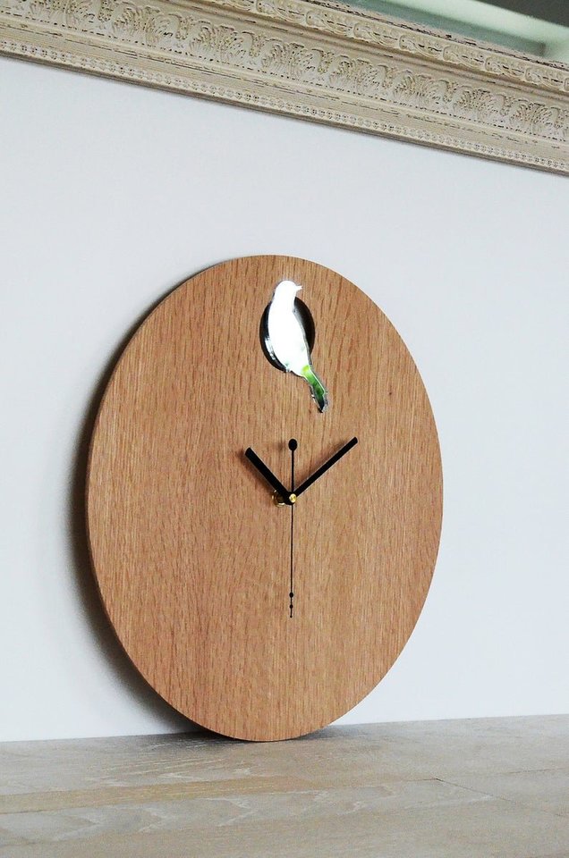 Vienas iš darnaus interjero akcentų – tinkamai parinktas laikrodis, kuris gali atlikti net dūmų detektoriaus funkciją.<br>Namų idėjų centro NIC nuotr.