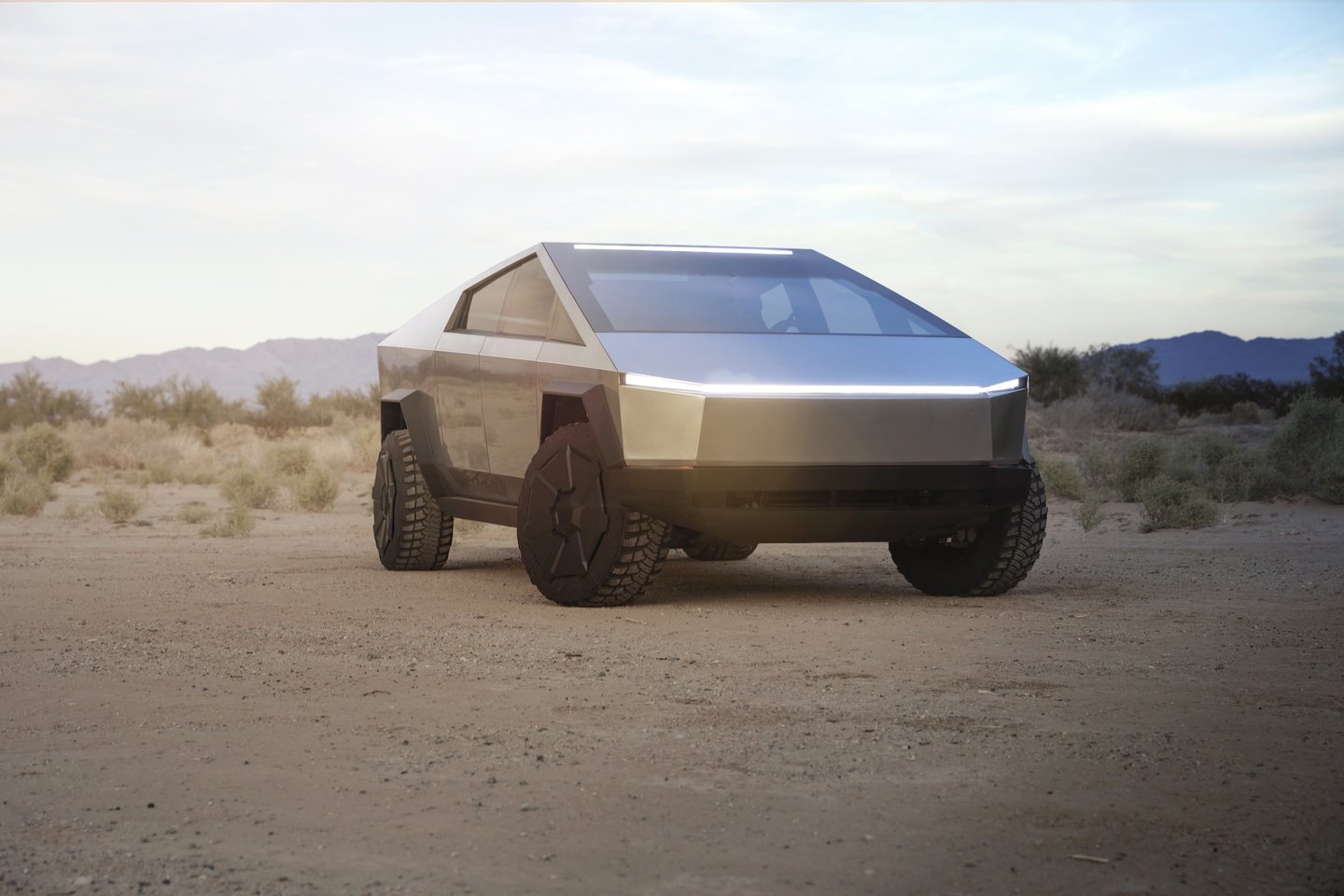  „Tesla Cybertruck“ futuristinis išorės dizainas ir kuriozinė situacija per pristatymą neatgrasė potencialių pirkėjų. <br>Gamintojo nuotr.