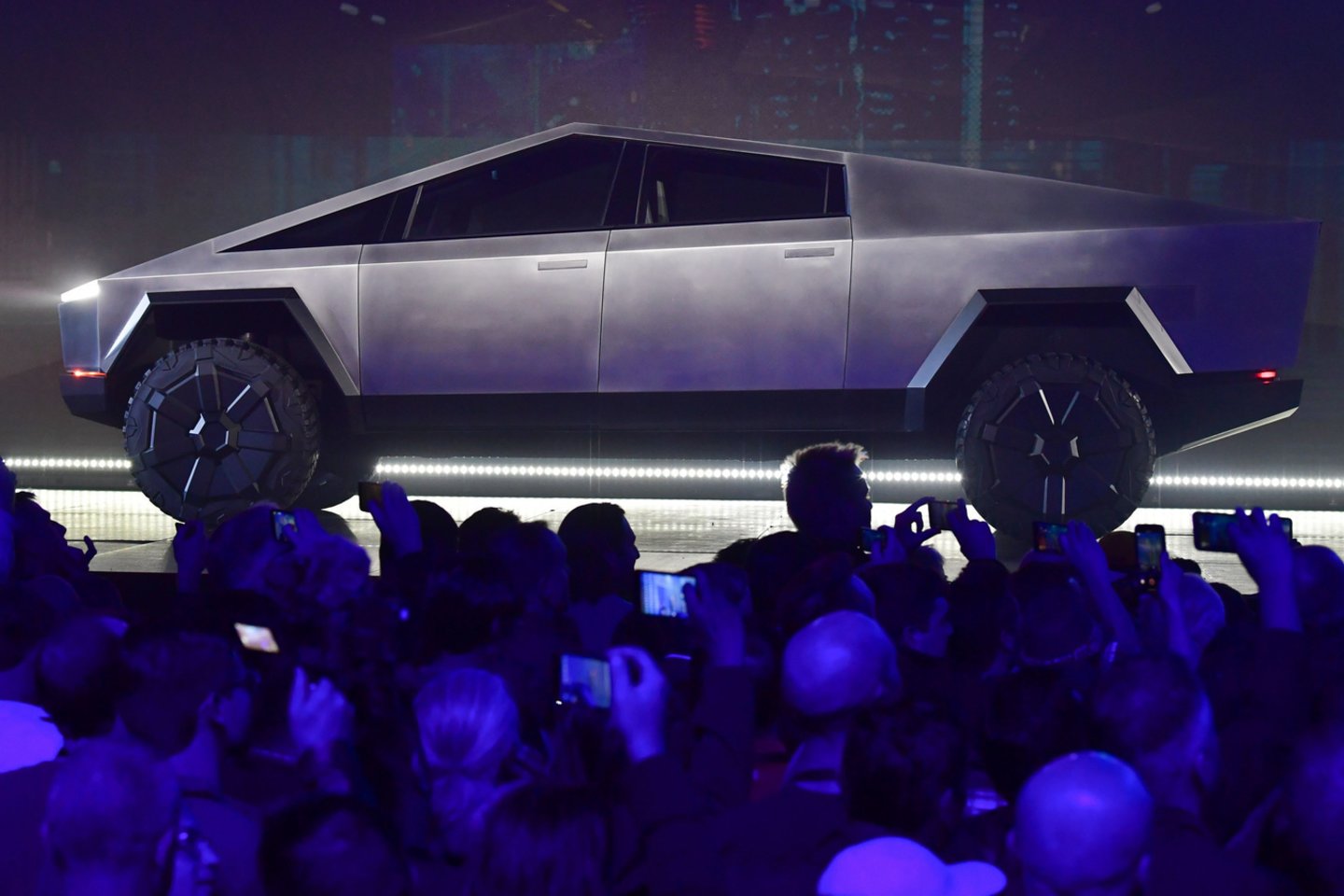  „Tesla Cybertruck“ futuristinis išorės dizainas ir kuriozinė situacija per pristatymą neatgrasė potencialių pirkėjų. <br>AFP/Scanpix nuotr.