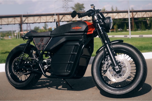 „Kalašnikov“ atgaivino legendinius „Iž“: pristatė elektrinį „Cafe Racer“ motociklą