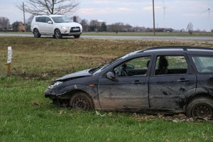 Jurbarko rajoną terorizuoja paauglys: vagia ir daužo automobilius