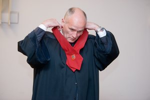 Teismas iš naujo nagrinėja teisėjo kaltinamo kolegos papirkimu bylą
