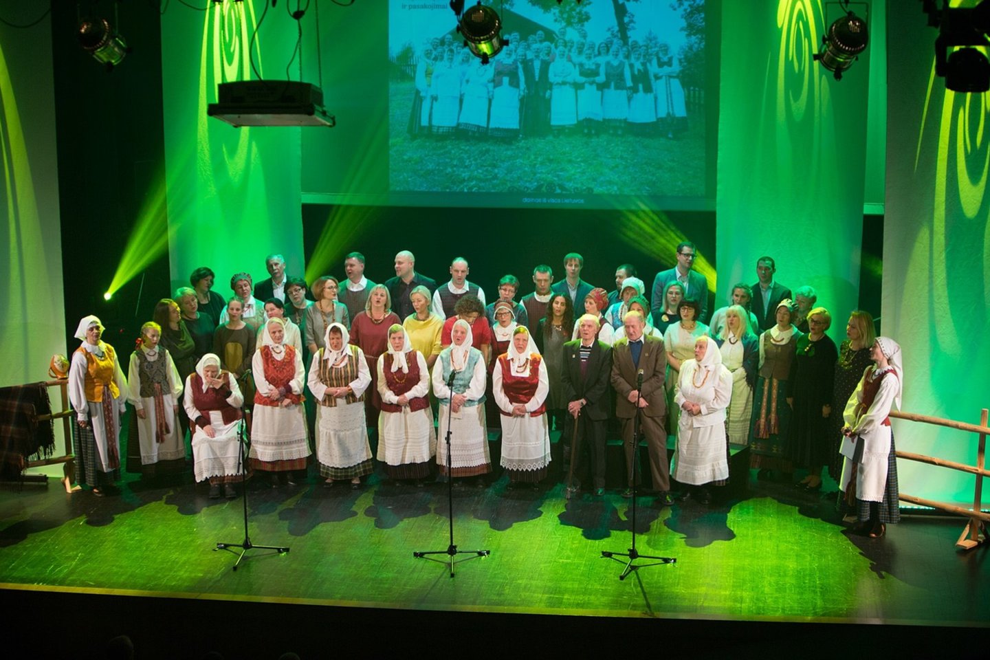 Žiūrų kaimo folkloro ansamblio kompaktinio disko pristatymo koncerto akimirka.<br>M.Vitėno nuotr.