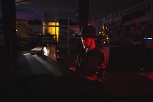 Giedriaus Nako kūryba suskambo naktinėje „Tamstos“ sesijoje „Čia gyvena muzika“