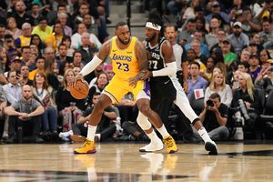 NBA naktis: eilinė „Lakers“ žvaigždžių pergalė ir pusšimtis G. Antetokounmpo taškų