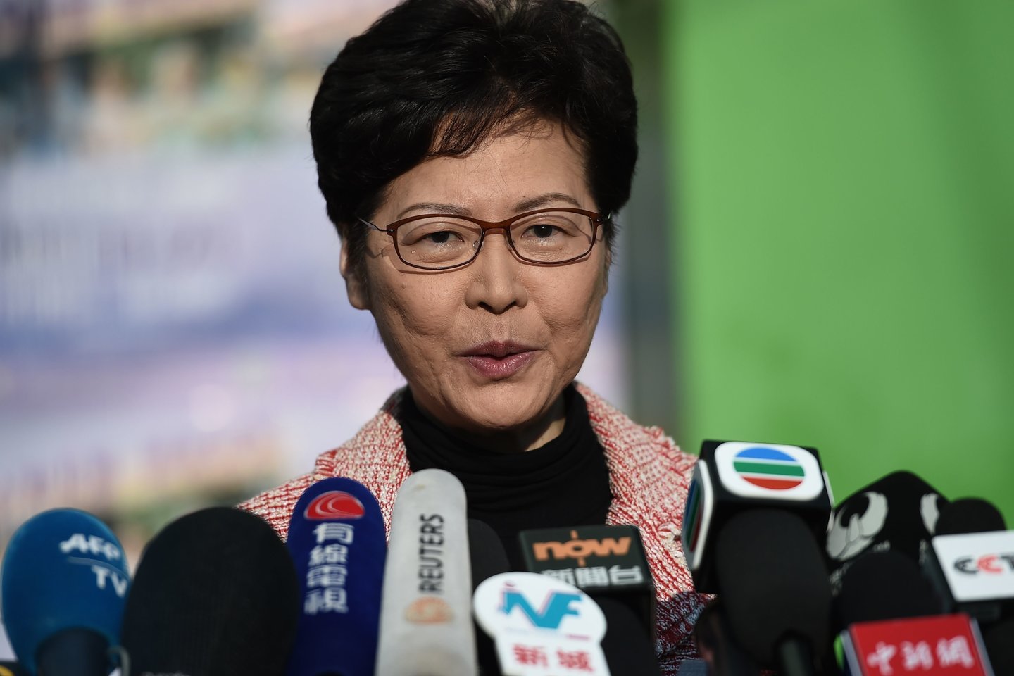 ​Nepopuliari Honkongo lyderė Carrie Lam antradienį pripažino, kad triuškinantis prokiniško isteblišmento pralaimėjimas savaitgalio rinkimuose atskleidė visuomenės nepasitenkinimą tuo, kaip jos vyriausybė tvarkosi su kelis mėnesius besitęsiančiais politiniais neramumais.<br>AFP/Scanpix nuotr.