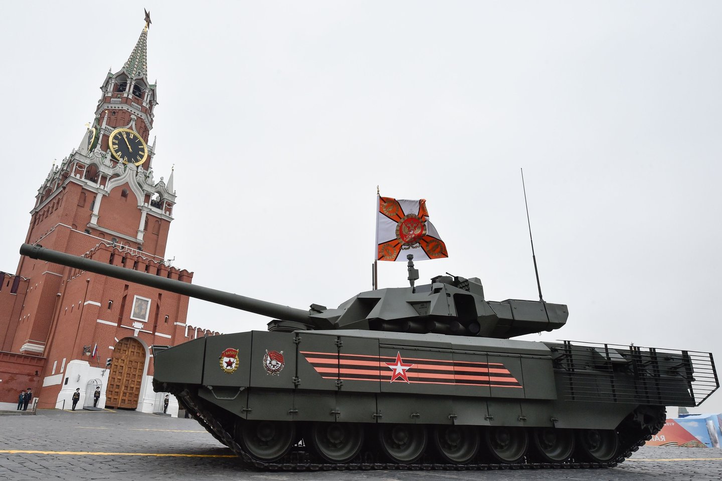  Naujasis rusiškas tankas „T-14 Armata“ nuo pat savo pirmojo pasirodymo sulaukė gana daug kontroversiškų vertinimų tiek iš užsienio specialistų, tiek ir iš pačios Rusijos kariuomenės.<br> AFP / Scanpix nuotr.