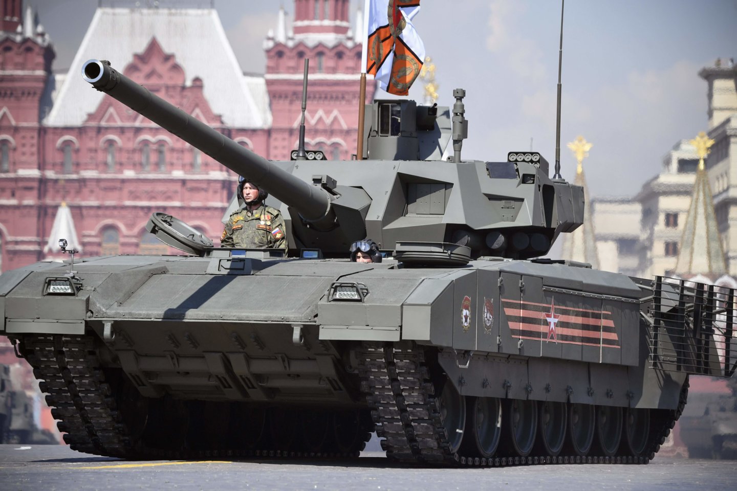  Naujasis rusiškas tankas „T-14 Armata“ nuo pat savo pirmojo pasirodymo sulaukė gana daug kontroversiškų vertinimų tiek iš užsienio specialistų, tiek ir iš pačios Rusijos kariuomenės.<br> AFP / Scanpix nuotr.