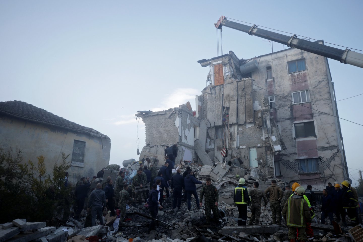 Albanijoje antradienį įvykusio 6,4 balo žemės drebėjimo aukų padaugėjo mažiausiai iki 20.<br> AFP/Scanpix nuotr.