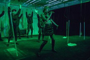 Triukšmingiausios metų premjeros „Mūsiškiai“ recenzija: žiaurios nuskriaustųjų pramogos