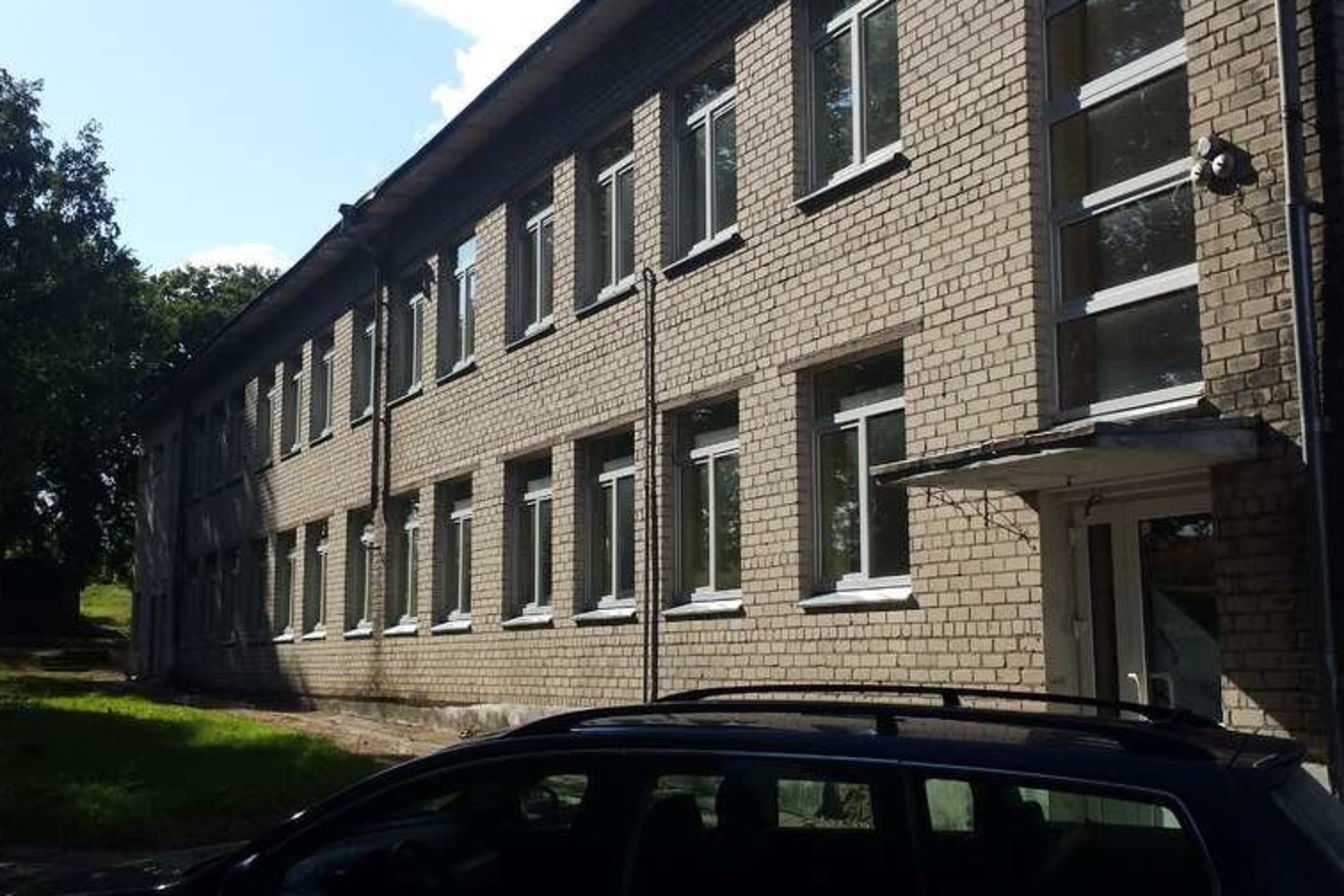 Skelbimų portale pasirodė skelbimas, jog parduodamas dviejų aukstų 662 kv. m ploto mokyklos pastatas.<br>Skaitytojos Danutės nuotr.