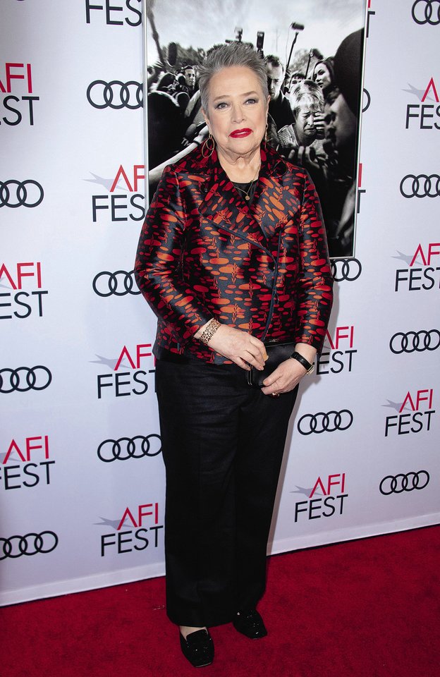 Romantinės dramos „Titanikas“ žvaigždė, amerikiečių aktorė ir režisierė Kathy Bates (71 m.) nustebino atvykdama į Holivude vykusią filmo „AFI Fest“ premjerą.<br>„Scanpix“ nuotr.