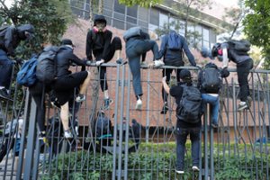 Apžiūrėjus apsiausto Honkongo universiteto miestelį rasta vos viena protestuotoja