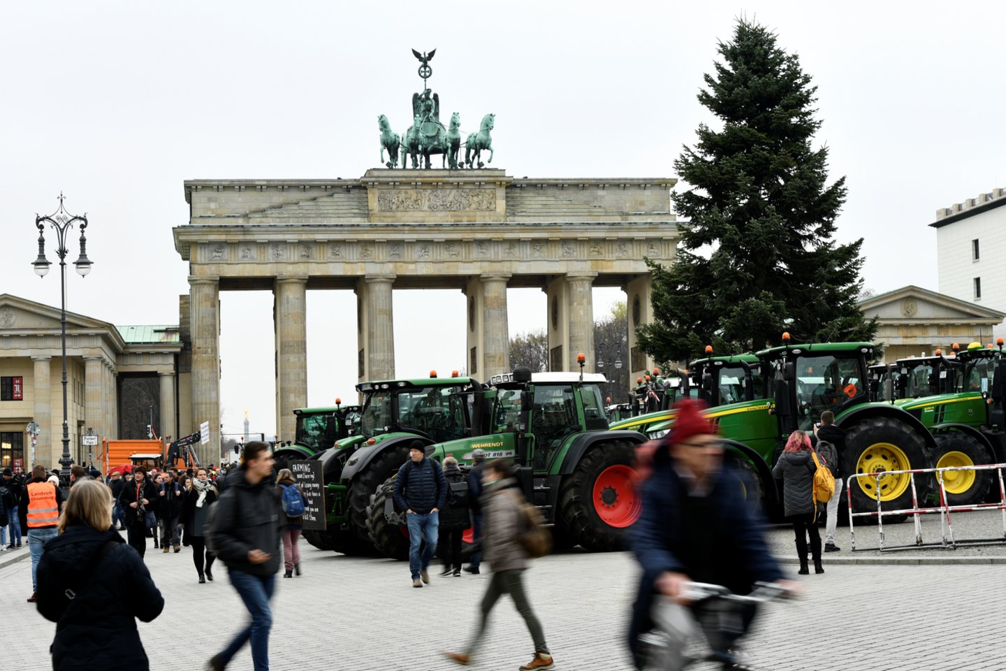  Tūkstančiai ūkininkų antradienį traktoriais suvažiavo prie garsiųjų Berlyno Brandenburgo vartų protestuoti prieš naujas aplinkosaugos taisykles, kurios, pasak jų, kelia grėsmę jų pragyvenimo šaltiniui.<br>Reuters/Scanpix nuotr.