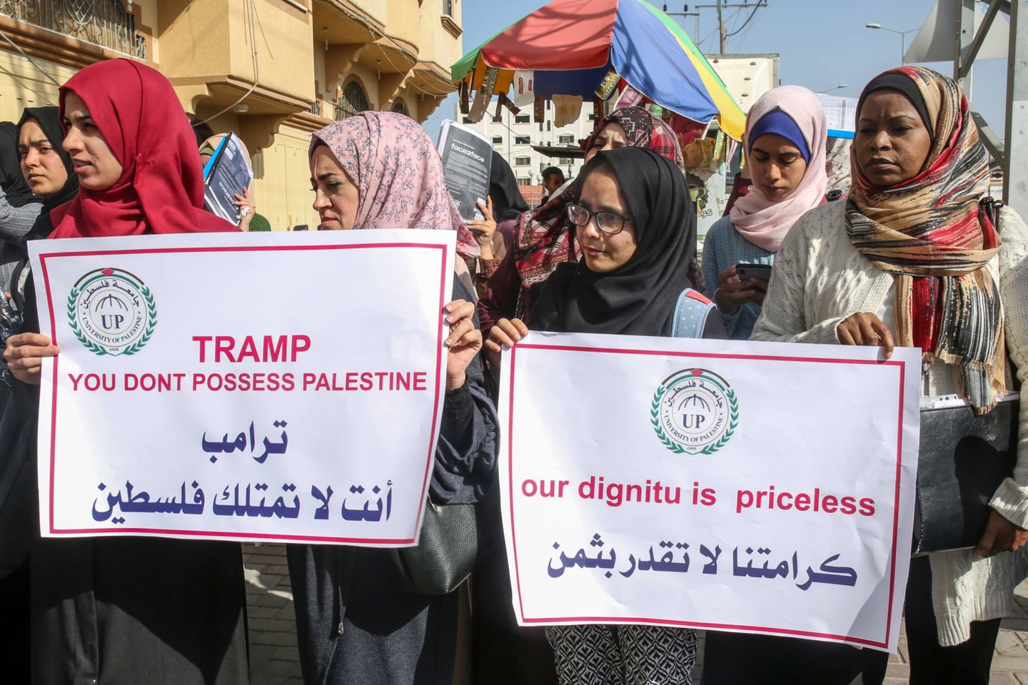 Tūkstančiai palestiniečių protestuotojų antradienį visame okupuotame Vakarų Krante dalyvavo „įniršio dienos“ protestuose prieš JAV pranešimą, kad Vašingtonas žydų nausėdijų nebelaiko prieštaraujančiomis tarptautinei teisei.<br>AFP/Scanpix nuotr.