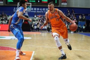 Donatas Motiejūnas žaidžia galingai, tačiau jo „Sharks“ ir toliau skęsta čempionate